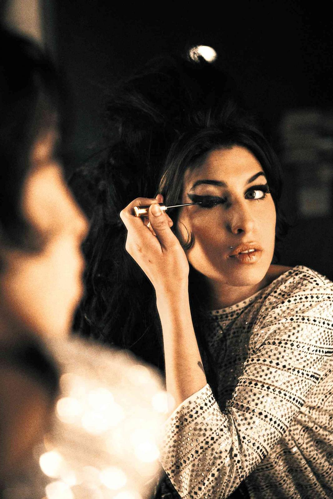 amy-winehouse-mag-rollout-12-081823-d1a77dac8d0e4f899ff7db7d876b1231.jpg